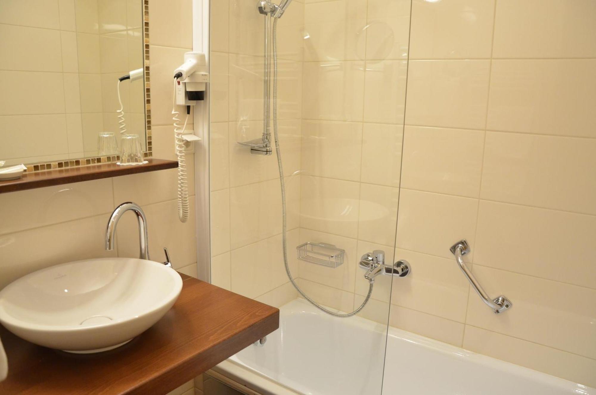 Aktivhotel Foettinger Steinbach am Attersee Room photo